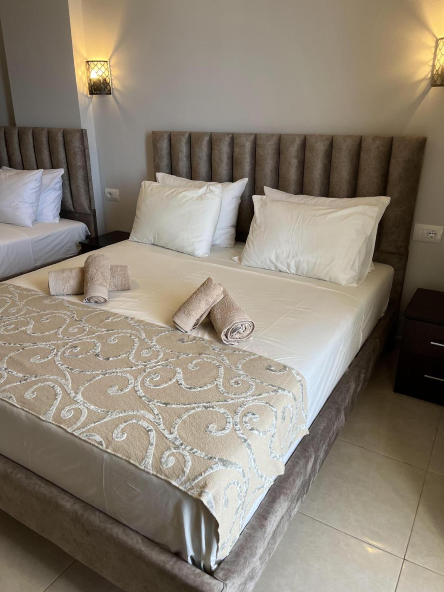 Bluemoon Suites Sarandë 外观 照片