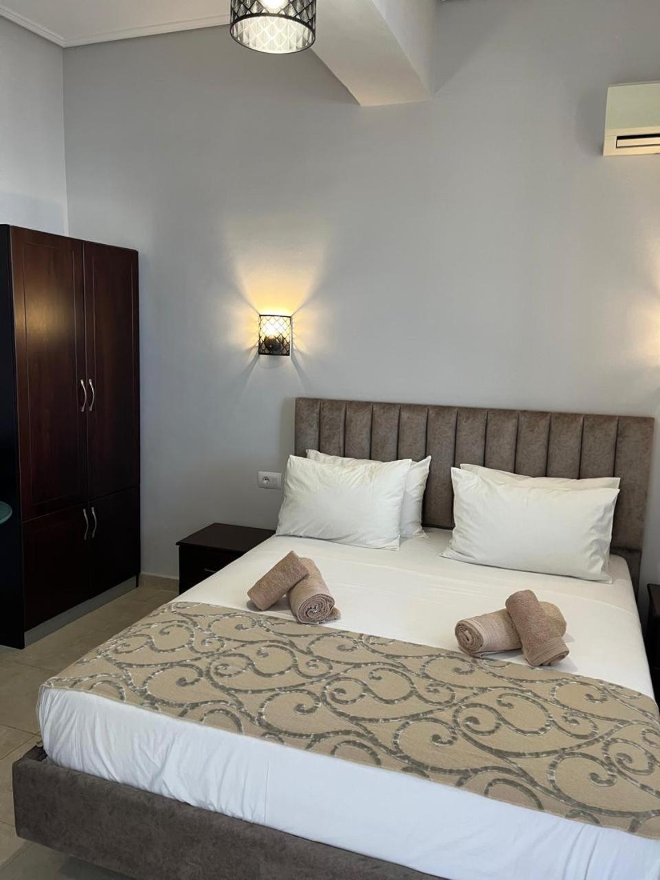 Bluemoon Suites Sarandë 外观 照片